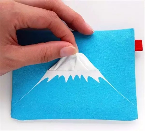 富士山隨抽可得,紙巾和富士山頂白雪相呼應,包裝設計具備想象力